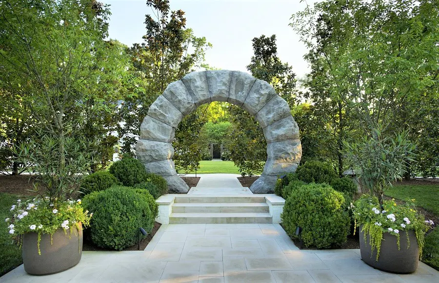 Sculptural entrance with Buxus 